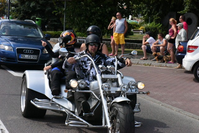 Motocykle i trójkołowce w ŚwinoujściuMiłośnicy motoryzacji przejechali Wybrzeżem Władysława IV.