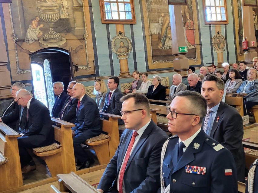 Rekonstruktorzy policyjni z Radomia upamiętnili w Wieluniu przedwojennego komendanta