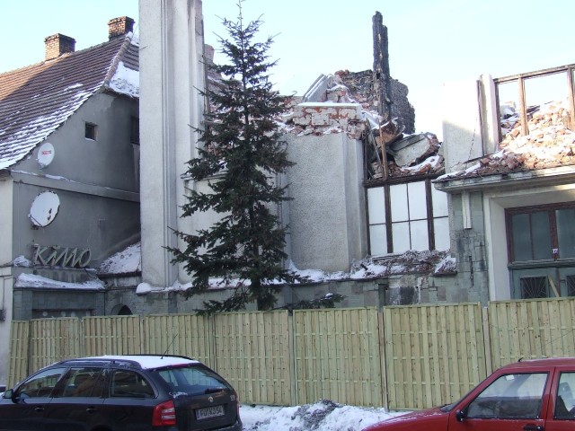 Ruiny spalonej dawnej synagogi, a potem kina Tatry już zostały rozebrane. Dziś w tym miejscu jest pusty plac.