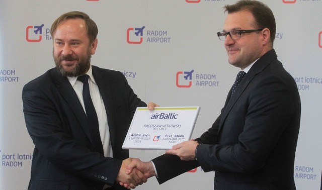 Prezydent Radomia Radosław Witkowski (z prawej) dostał od prezesa spółki Port Lotniczy Radom Tomasza Siwaka bilet na pierwszy lot do Rygi.