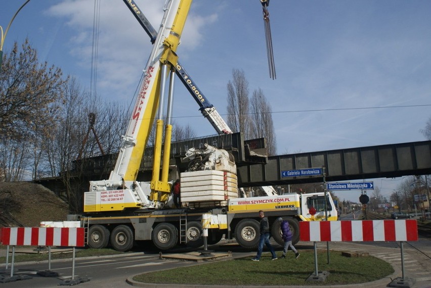 Trwa wyburzanie starego wiaduktu kolejowego nad ulicą...