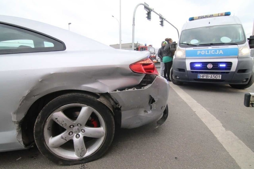 Wypadek na obwodnicy Wrocławia. Wjechała na czerwonym świetle