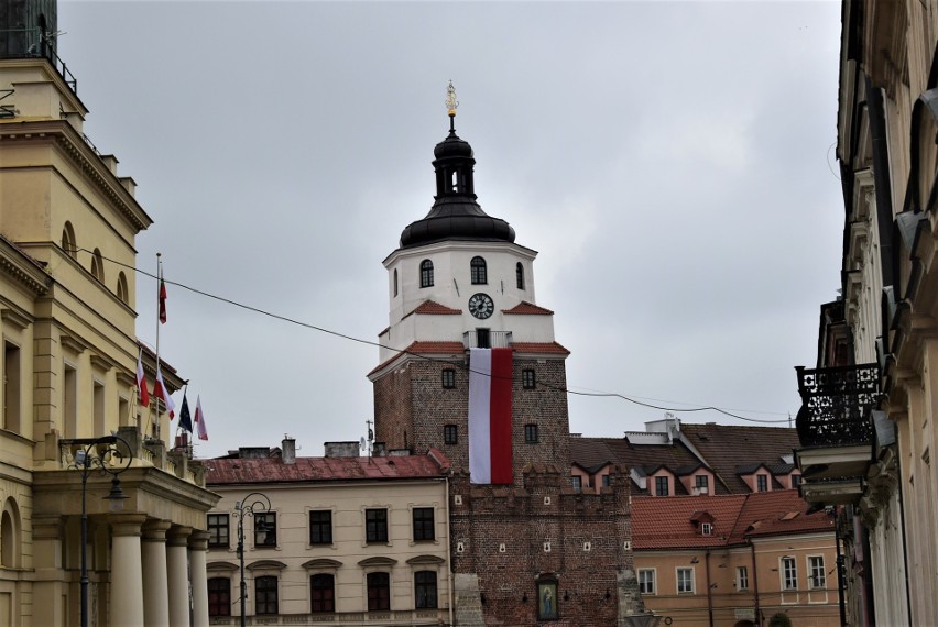 Flaga na Bramie Krakowskiej w Lublinie