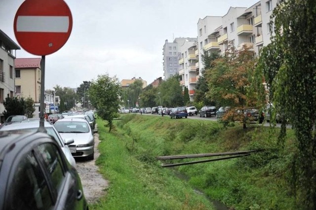 Kanał Mikośki wygląda dokładnie tak samo jak przed czterema laty, a samochody ciągle stoją na jezdni oraz chodnikach i trawnikach.
