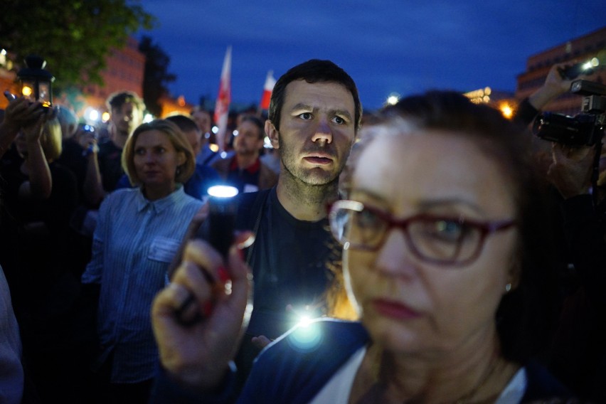 Łańcuch Światła: Tłumy manifestują na placu Wolności