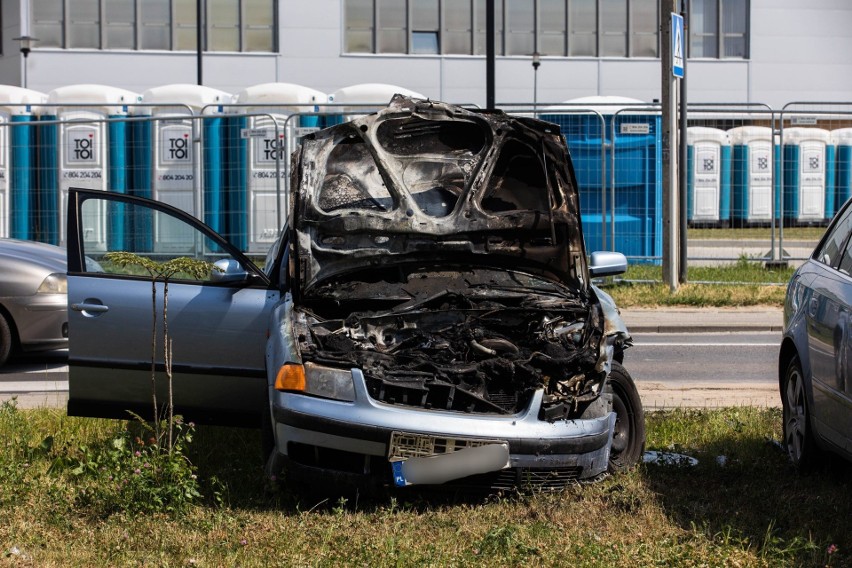 Po zderzeniu audi A4 z volkswagenem passatem na ul. Kwiatkowskiego w Rzeszowie doszło do pożaru [ZDJĘCIA]