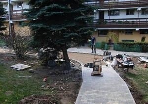Mieszkańcy kolejnego bloku na zakopiańskim osiedlu Łukaszówki mogą cieszyć się nowym dachem i nowymi alejkami