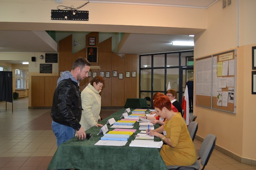 Wybory w powiecie tucholskim
Komisja wydawała karty.