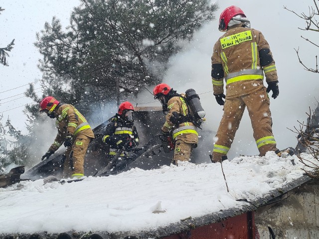 17 lutego o godzinie 13:59 dyżurny straży pożarnej w Kozienicach przyjął zgłoszenie o pożarze budynku mieszkalnego i gospodarczego w Miejskiej Dąbrowie (gmina Głowacz&oacute;w).