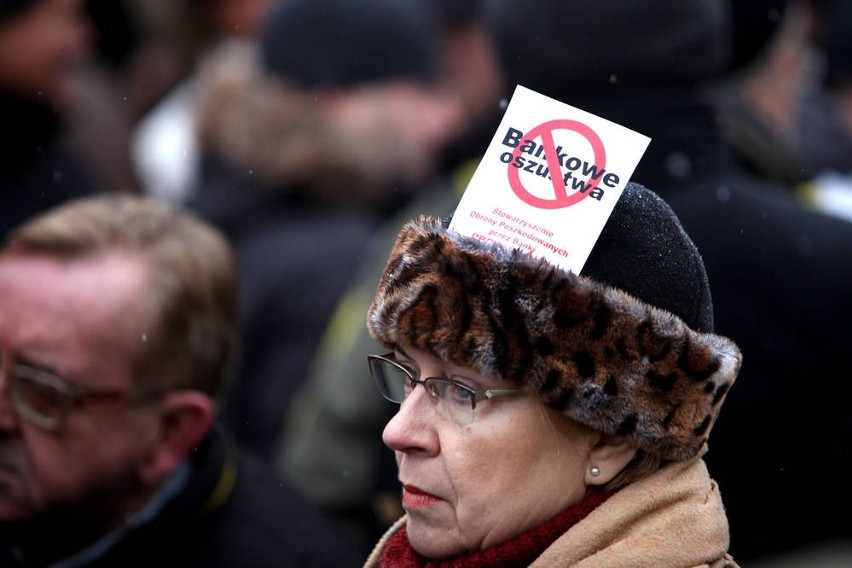 Protestujący na Rynku Głównym frankowicze domagali się m.in....