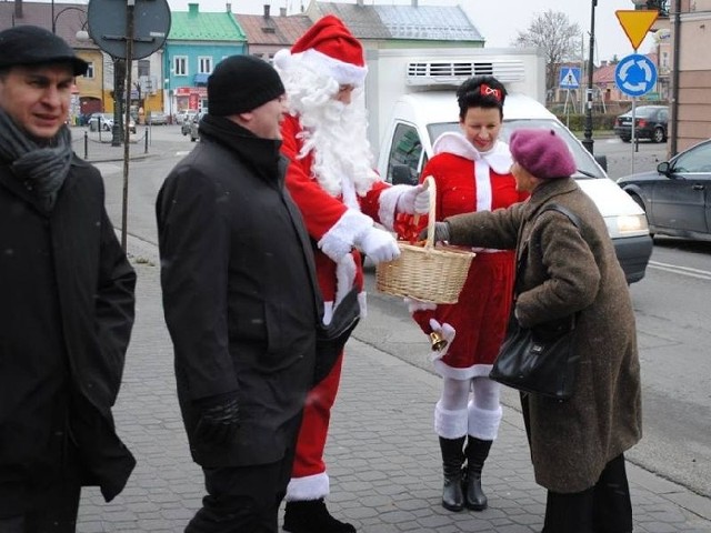 Na ulicach Jędrzejowa słodkości rozdawał Mikołaj w towarzystwie śnieżynki, burmistrza Marcin Piszczka i radnego Roberta Kruka.