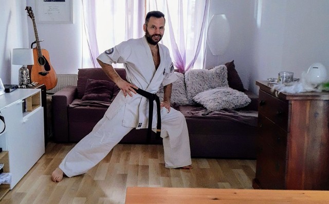 Sensei Alan Mazur prowadzi treningi karate z domu, w każdy wtorek i czwartek.
