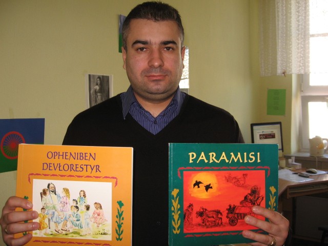 - Oto wydawnictwa edukacyjne dla dzieci romskich &#8211; "Przypowieści biblijne&#8221; i baśnie wydane w języku romskim - prezentuje Karol Kwiatkowski