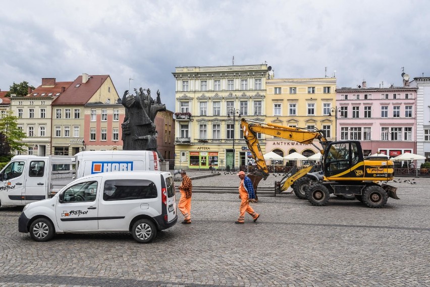 Na płytę Starego Rynku w Bydgoszczy wjechał ciężki sprzęt....