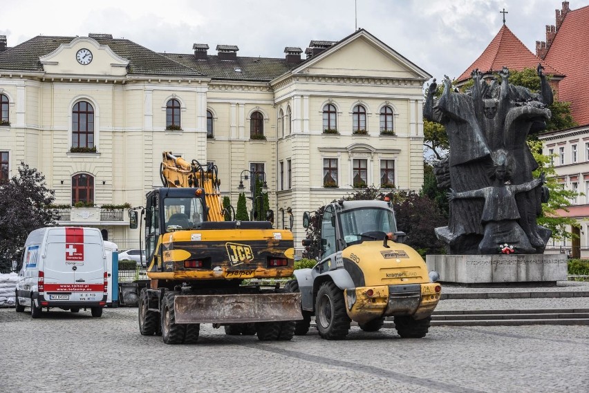 Na płytę Starego Rynku w Bydgoszczy wjechał ciężki sprzęt....