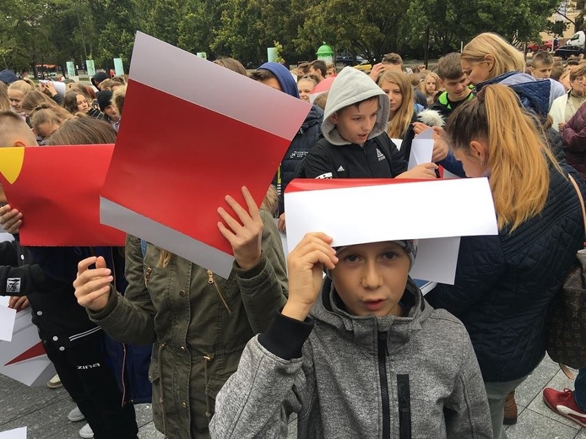 Orzeł pod CSK w Lublinie. Wspólna akcja lubelskich uczniów (ZDJĘCIA, WIDEO)
