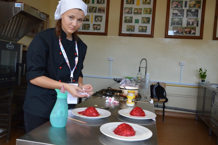 W konkursie udział wzięło 13 zespołów ze szkół średnich z...