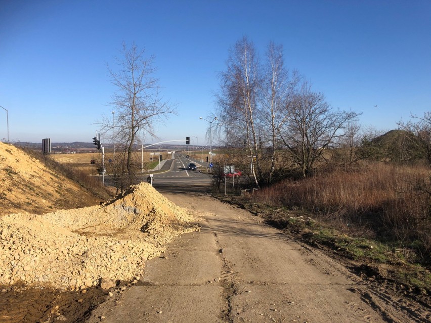 W Piekarach Śląskich trwa budowa ścieżki rowerowej na Księżą...