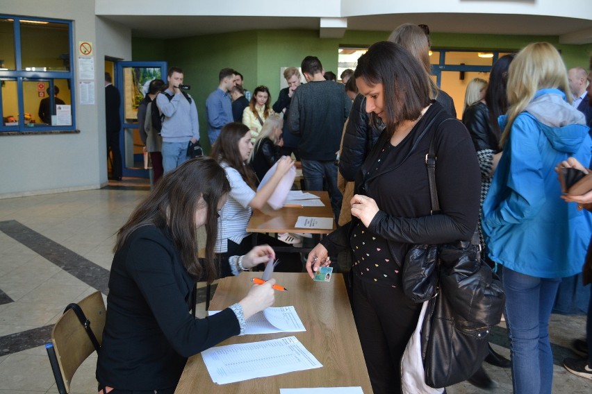 Wybory elektorów na Politechnice Częstochowskiej ZDJĘCIA Studencka komisja nie przyszła na wybory