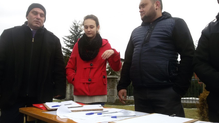 Przed kościołem w Leśnej odbyła się zbiórka podpisów przeciw...