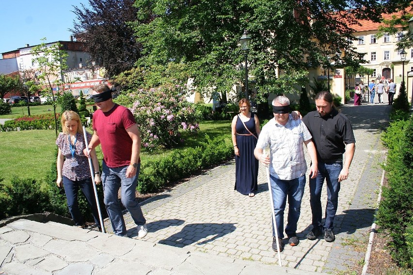Prezydent Rybnika i urzędnicy na wózkach inwalidzkich. Wczuli się w niepełnosprawnych ZDJĘCIA