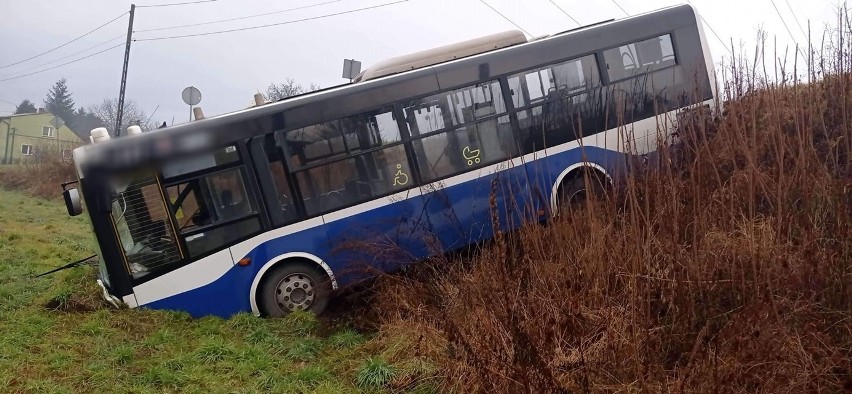 W Skawinie w Wigilię autobus MPK zsunął się z nasypu