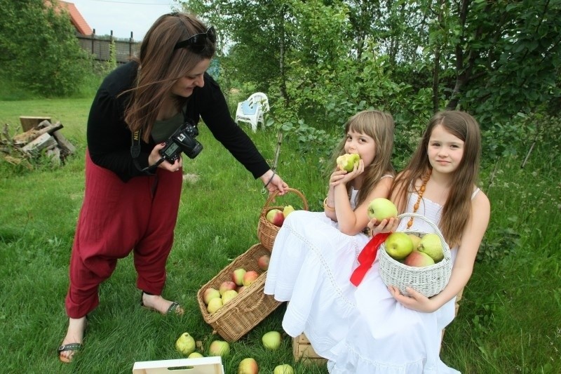 Dwie modelki: Nina i Weronika oraz fotograf Małgorzata...