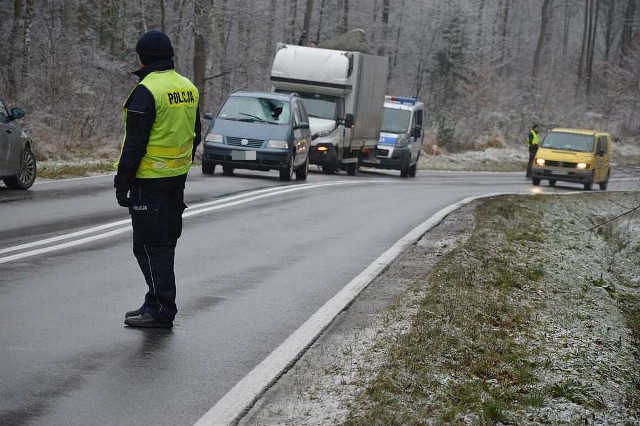 Lodowa tafla wybiła przednią szybę w samochodzie i poważnie zraniła prowadzącą samochód.