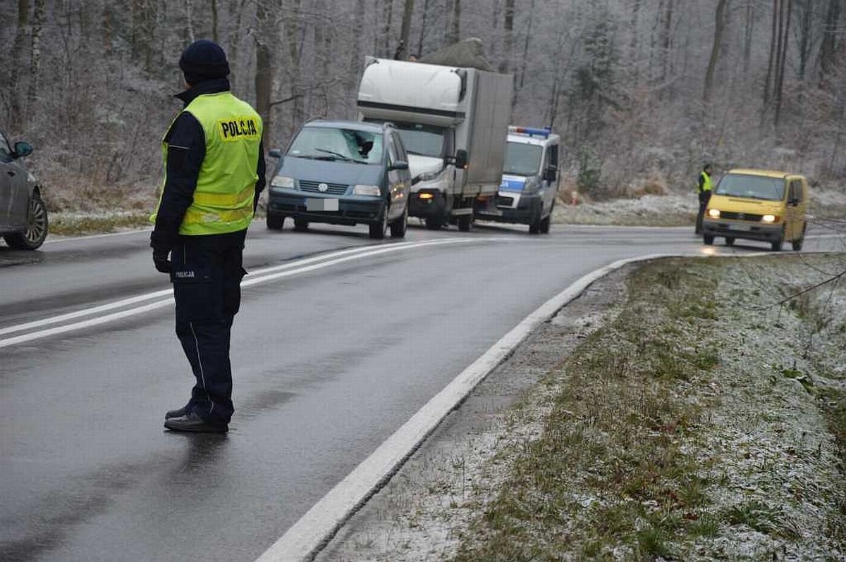 Wypadek w lesie koło Starachowic. Tafla lodu zsunęła się z