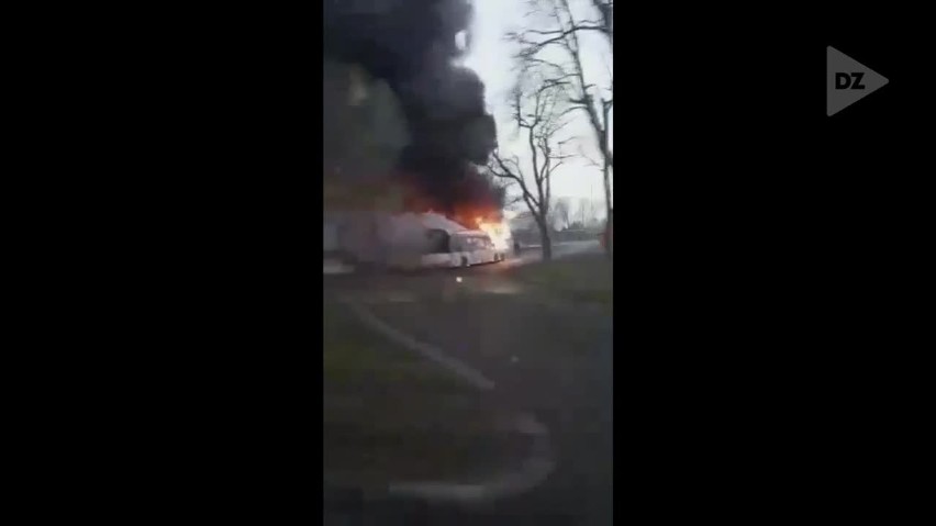 Pożar autobusu w Dąbrowie Górniczej. Płonął na przystanku przy ul. Stacyjnej jak pochodnia! WIDEO