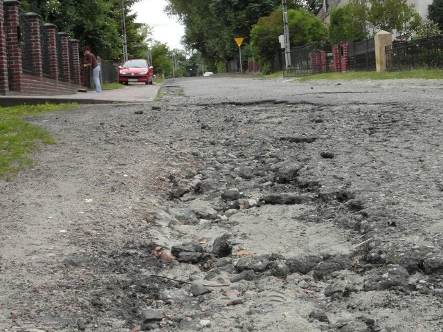 Zdaniem czytelnika, ulica Czarnieckiego wymaga dokończenia remontu. Drogowcy twierdzą jednak, że nie jest on konieczny. 