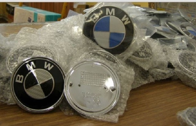 Zatrzymane, podrobione emblematy BMW.