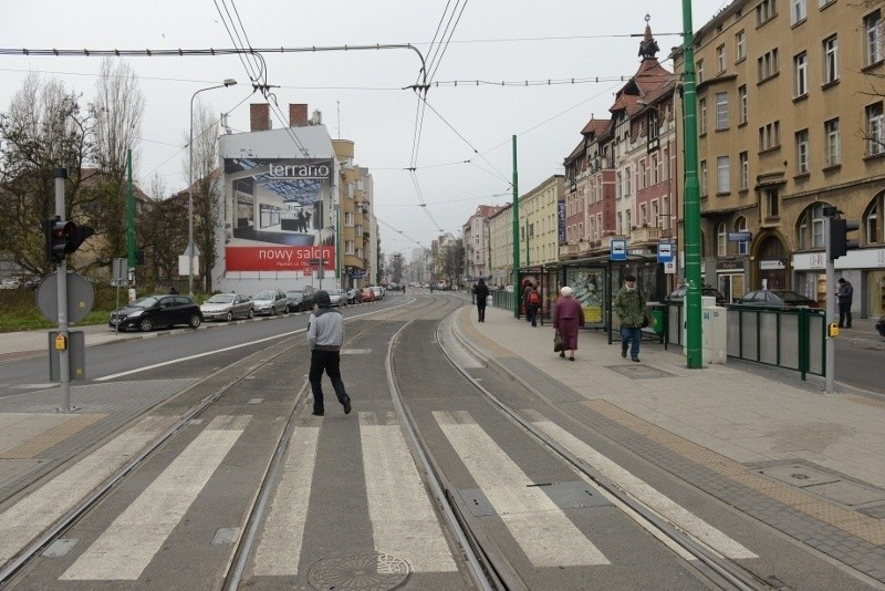 Na odcinku od mostu Teatralnego do rynku Jeżyckiego...