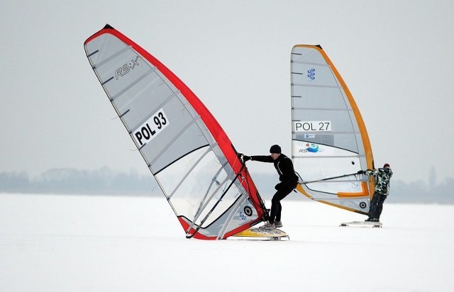 Fragment treningu na iceboardach zawodników z Centrum Żeglarskiego w Szczecinie.