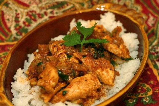 Kurczak curry z ryżem to domowa wersja popularnego indyjskiego dania.