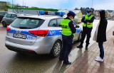 Policjanci kontrolują stosowanie się do obostrzeń związanych z covid-19