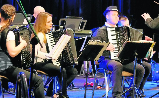 Międzynarodowy Festiwal Zespołowej Muzyki Akordeonowej od 2001 roku popularyzuje muzykowanie w zespołach i prezentuje dorobek tych, w których akordeon gra... pierwsze skrzypce