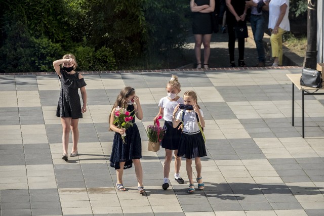 W maseczkach, w przyłbicach i koniecznie z zachowaniem dystansu. Ponad 271 tysięcy uczniów i  32 tysiące nauczycieli w regionie rozpocznie we wtorek nowy rok szkolny.  - Jestem przekonany, że wszystkie szkoły w województwie są bardzo dobrze przygotowane do rozpoczęcia roku szkolnego  - mówi Marek Gralik, kujawsko-pomorski kurator oświaty.