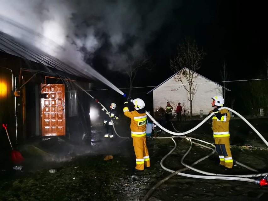 Strażacy gasili pożar drewnianego domu w Rączynie w powiecie przeworskim [ZDJĘCIA]
