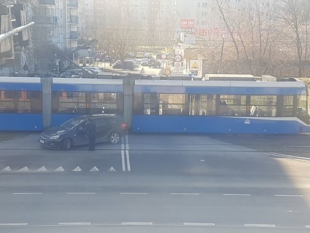 Kraków. Na ul. Balickiej samochód osobowy zderzył się z tramwajem. Są utrudnienia [ZDJĘCIA]