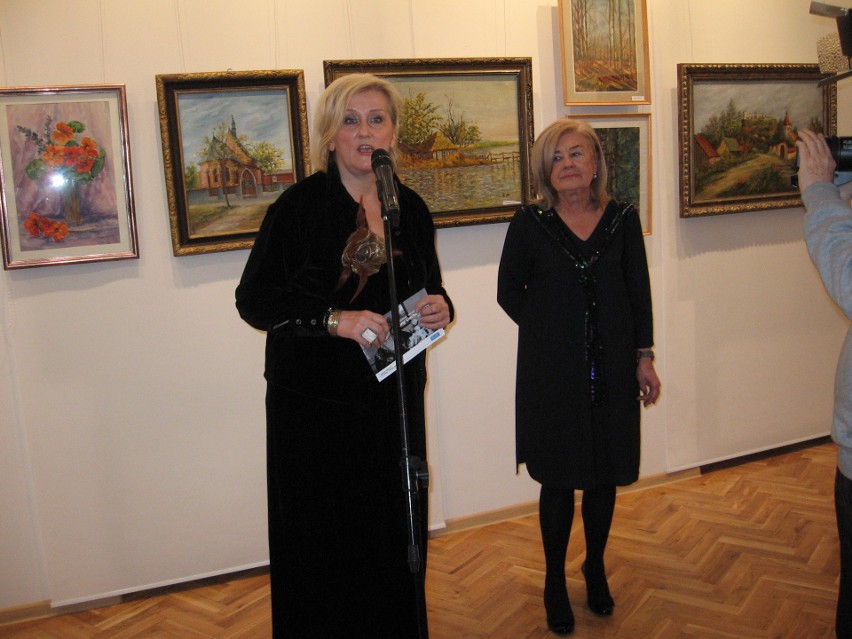 Wystawę otworzyły Elżbieta Raczkowska i doktor Danuta...