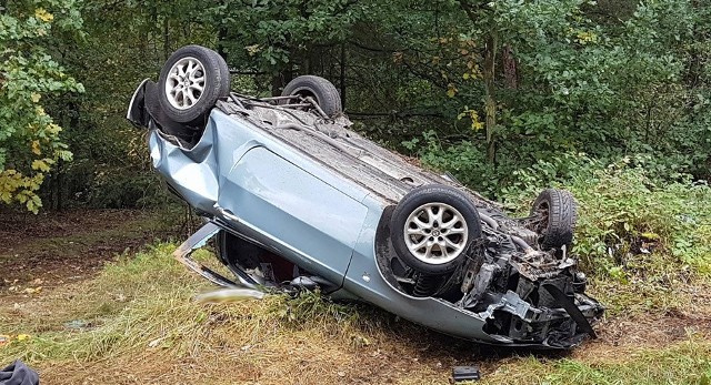 Do poważnego wypadku doszło w niedzielę, 24 września, na trasie za Dobroszowem Wielkim koło Nowogrodu Bobrzańskiego. Alfa romeo wypadła z drogi i koziołkowała, upadając na dach. Kierowca został przewieziony do szpitala w Zielonej Górze.Kierujący alfą romeo jechał w kierunku Nowogrodu Bobrzańskiego. Na trasie koło Dobroszowa Wielkiego wypadł z drogi. Rozpędzony samochód spadł z niewysokiej skarpy i przodem zarył w miękkie pobocze. Alfa romeo zaczęła koziołkować. Samochód przeleciał nad zjazdem do lasu i na koniec upadł na  dach.Na miejsce przyjechały wozy straży pożarnej oraz karetka pogotowia. Zielonogórska policja zabezpieczyła miejsce wypadku. Ranny kierowca alfy romeo został przewieziony do szpitala w Zielonej Górze.Zobacz też wideo: Zderzenie, dachowanie i siedem osób rannych. Groźny wypadek na ŚląskuPrzeczytaj też:  Poważny wypadek na S3 koło Międzyrzecza. Dachowało subaru