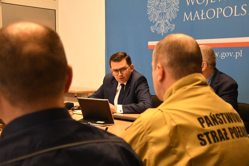 Trudna sytuacja pogodowa w Małopolsce. Wojewoda Łukasz Kmita apeluje o ostrożność
