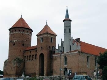 Nad zamkiem góruje potężna baszta (XV w.) pełniąca rolę strażnicy. W jej najniższej kondygnacji znajdowało się więzienie dla przestępców skazanych na karę wieży. Fot. ARTUR AULICH