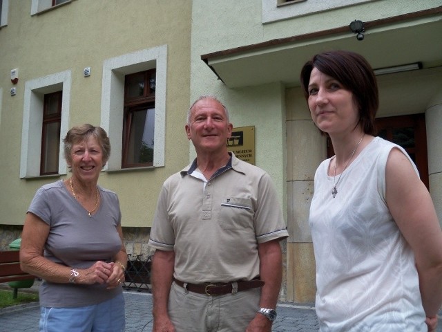 Lynda Hill z mężem Jamesem oraz Anną Wickiewicz na terenie Centralnego Muzeum Jeńców Wojennych w Łambinowicach.