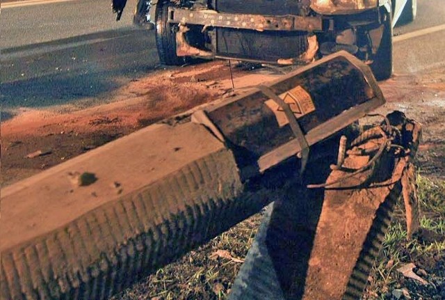 Zniszczony słup oświetleniowy po podobnym wypadku na ul. Chełmińskiej