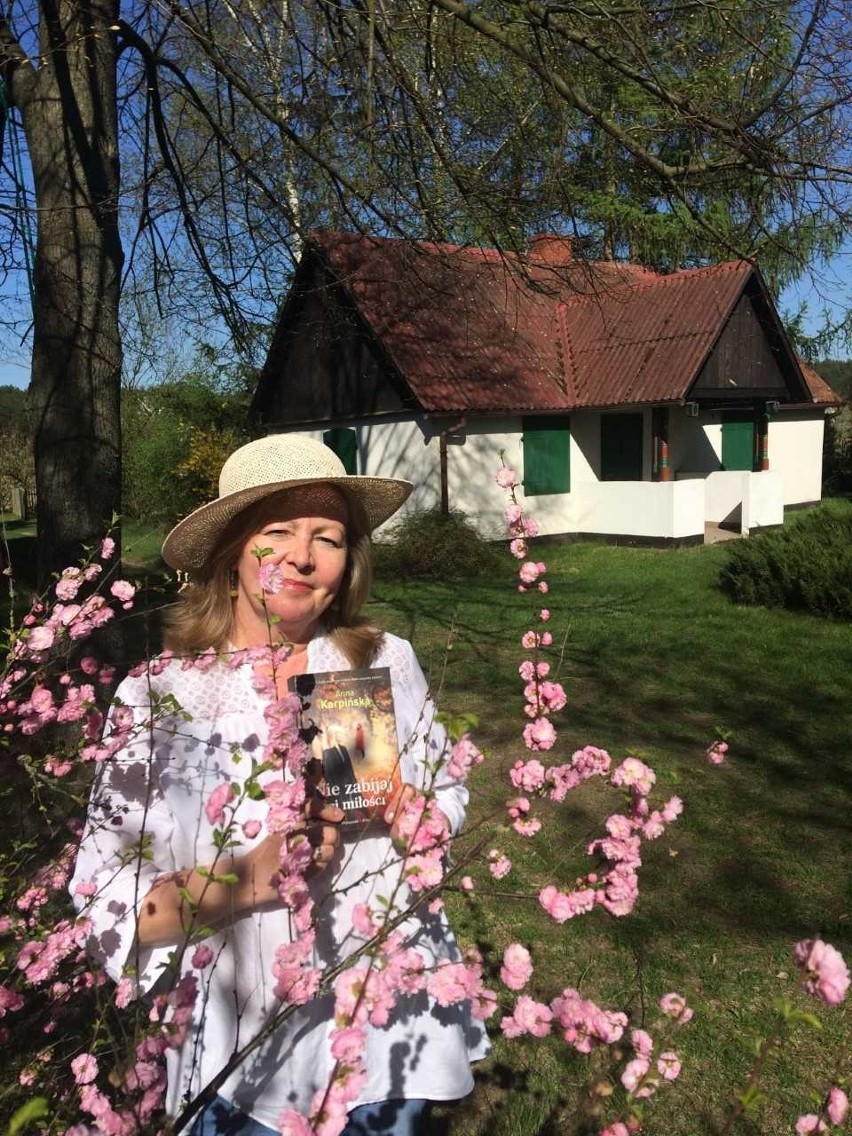 KONKURS! Do wygrania książka "Nie zabijaj tej miłości". Rozmowa z Anną Karpińską, pisarką, którą pokochały Czytelniczki w całej Polsce