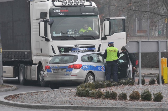 Dramatyczne sceny rozegrały się około godziny 10.35 w centrum Kostrzyna nad Odrą. Na przejściu dla pieszych tir potrącił 85-letnią kobietę. Została ona przetransportowana śmigłowcem do szpitala.O tym wypadku poinformował nas Czytelnik. Doszło do niego na przejściu dla pieszych przy rondzie w centrum miasta. To najbardziej ruchliwe miejsce w Kostrzynie nad Odrą. Poza tysiącami samochodów przez jezdnie przechodzi też bardzo dużo pieszych. - Ze wstępnych ustaleń policji wynika, że do potrącenia doszło na przejściu dla pieszych. Kierowca ciężarówki zatrzymał się, żeby przepuścić pieszego. Gdy już ruszał, na przejście weszła starsza kobieta, która została potrącona - mówi sierż. szt. Maciej Kimet z zespołu prasowego Komendy Wojewódzkiej Policji w Gorzowie Wlkp.Z relacji świadków wynika, że obrażenia kobiety były poważne. Jako pierwsi na miejscu byli funkcjonariusze Straży Ochrony Kolei, którzy byli akurat na służbie. Od razu przystąpili do udzielenia rannej kobiecie pierwszej pomocy. Jeden z funkcjonariuszy jest też ratownikiem medycznym. Po pewnym czasie na miejsce wypadku przyjechała karetka, przyleciał też śmigłowiec Lotniczego Pogotowia Ratunkowego. Poszkodowana 85-latka śmigłowcem została przetransportowana do szpitala. Na razie policjanci nie przesądzają o winie kierowcy lub pieszej. - Odpowiedź na to pytanie przyniesie policyjne postępowanie w tej sprawie - mówi M. Kimet. Zobacz też wideo: Policjanci rozbili grupę, która napadała na ciężarówki. 10 osób zostało aresztowanychCzytaj więcej o Kostrzynie nad Odrą:  Kostrzyn nad Odrą - informacje, wydarzenia, artykuły