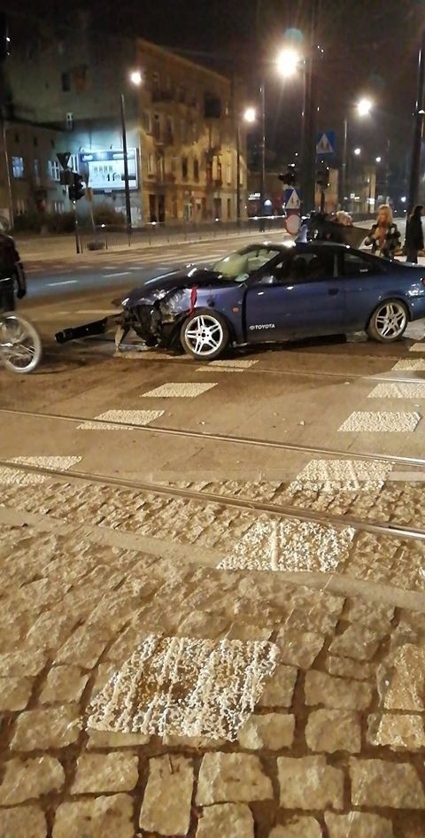 Wypadek na skrzyżowaniu Kilińskiego i Dąbrowskiego w Łodzi. Stoją tramwaje linii 1 MPK Łódź