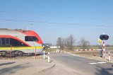 Bezpieczniej i jaśniej na przejazdach kolejowych w powiecie zgierskim